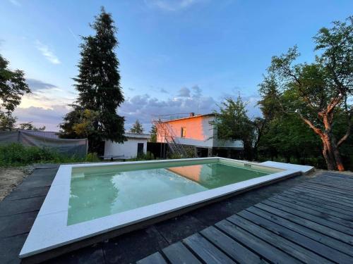 Szuha的住宿－Almás Tanya Vendégház，屋顶上的游泳池
