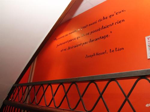 a sign on a wall with writing on it at H&ocirc;tel Latino Reims Centre in Reims