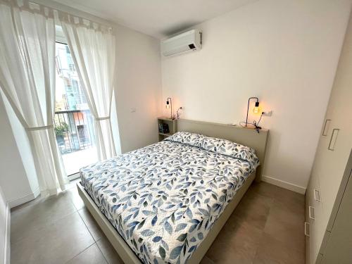 a bedroom with a bed and a large window at Casa del Groto in Grado