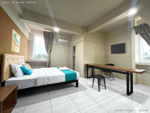 Tempat tidur dalam kamar di Sans Hotel Havila Bengkulu