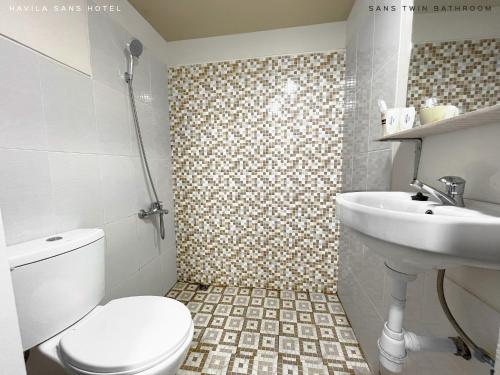 uma casa de banho com um WC e um lavatório em Sans Hotel Havila Bengkulu em Bengkulu