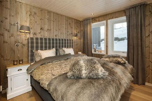 Un dormitorio con una cama grande y una ventana en Bualie - Golsfjellet - Biking, swimmming, hiking. High standard. en Gol