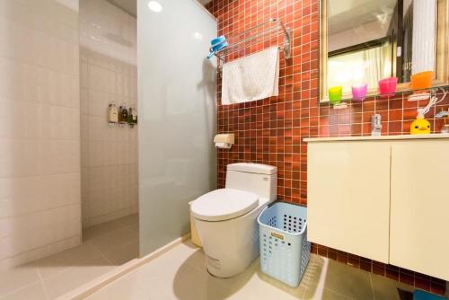 La salle de bains est pourvue d'une douche et de toilettes. dans l'établissement Misto B&B, à Taïtung