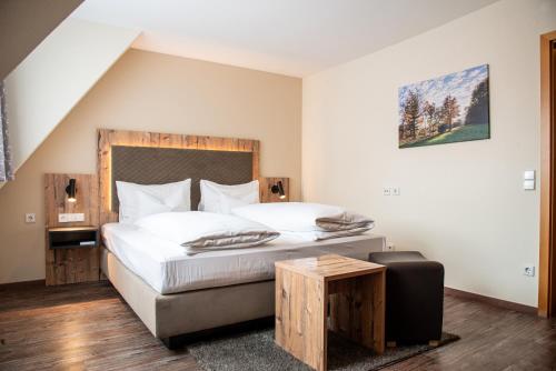 Postel nebo postele na pokoji v ubytování Hotel & Restaurant Post
