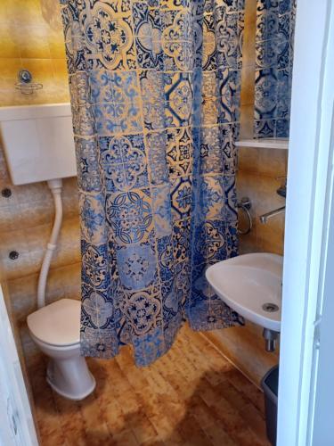 耶爾薩的住宿－Apartmani Miletić，一间带卫生间和水槽的浴室