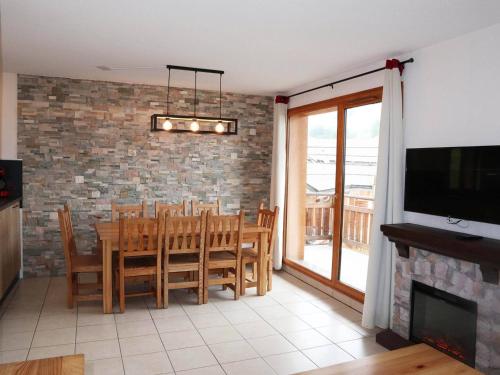 Duplex rénové avec piscine, WiFi, animaux admis aux Orres - FR-1-322-417