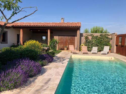 une piscine devant une maison dans l'établissement Villa d'architecte, 12 personnes, avec piscine, à Faugères
