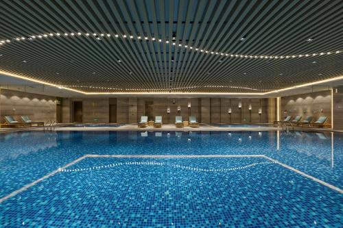 a large swimming pool in a hotel room at Howard Johnson by Wyndham Jimei Lake Plaza Xiamen in Xiamen