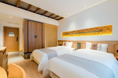 Una cama o camas en una habitación de Yoba Boutique Hotel