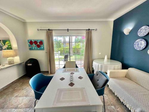 - un salon avec une table et un canapé dans l'établissement Casa Buccaneer, 2 Bedroom Garden Apartment in Praia da Luz, à Luz