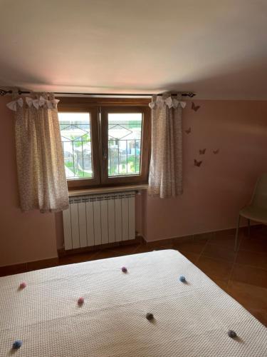 1 dormitorio con cama y ventana en Villa Marilù, en Pimonte