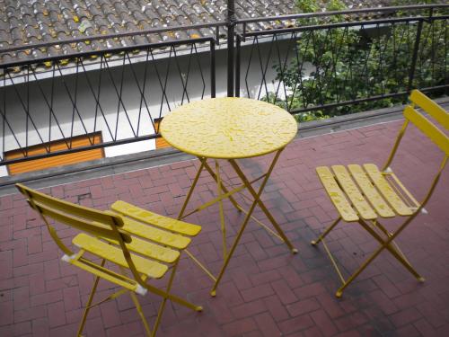 una mesa y dos sillas y una mesa y sillas amarillas en Casa Fantasy Alloggio Turistico, en Tuscania