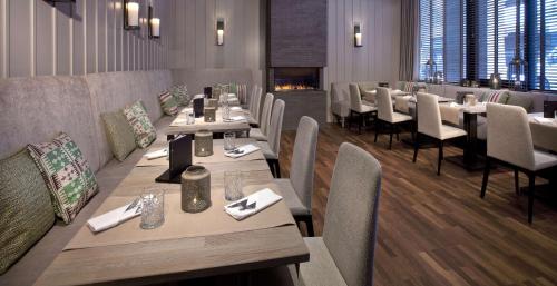 Ein Restaurant oder anderes Speiselokal in der Unterkunft Lindner Hotel Hamburg am Michel, part of JdV by Hyatt 
