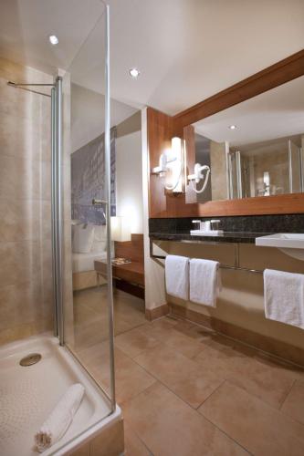 Ein Badezimmer in der Unterkunft Lindner Hotel Hamburg am Michel, part of JdV by Hyatt