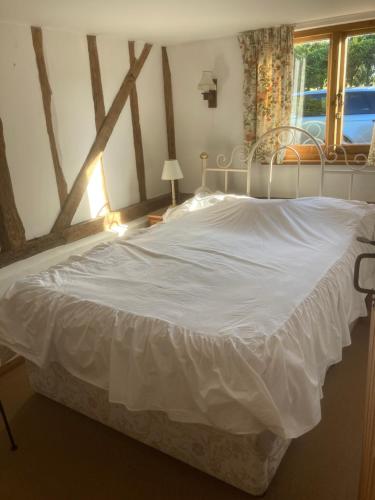 un grande letto bianco in una stanza con finestra di The Manger at Bethersden, nr Tenterden and Ashford a Bethersden