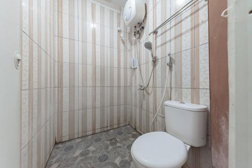 Bathroom sa RedDoorz Syariah at Pantai Pelabuhan Ratu