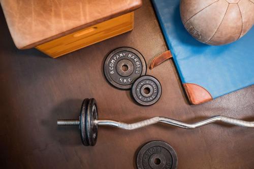 a dumbbell sitting on top of a table at Lindner Hotel Dusseldorf Seestern, part of JdV by Hyatt in Düsseldorf