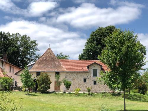 an old stone house with a red roof at Five and You in Josse