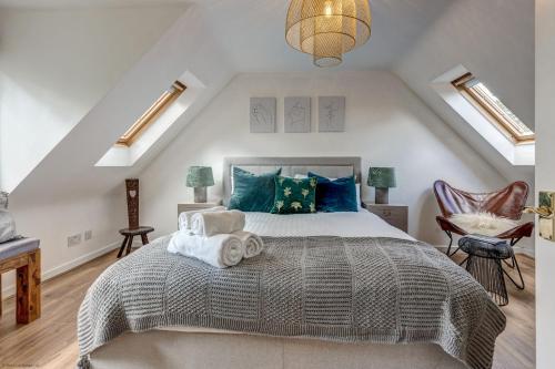 Apple Tree Cottage في أوكسفورد: غرفة نوم عليها سرير وفوط