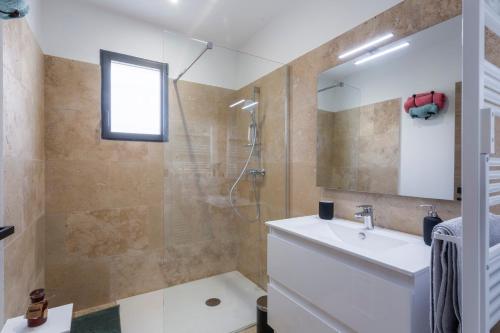 une salle de bain avec un lavabo et une douche dans l'établissement La Villa de l'Olivier - Maison climatisée pour 6, à Saint-Victor-la-Coste