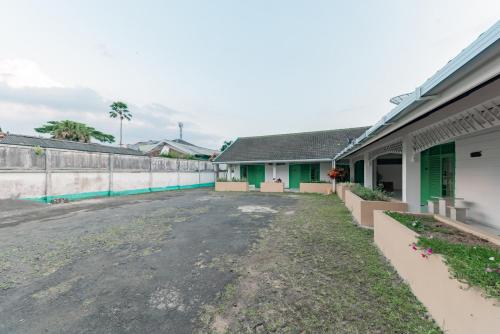 an empty parking lot in front of a building at RedDoorz @ Jalan R.E. Martadinata Sukabumi in Sukabumi