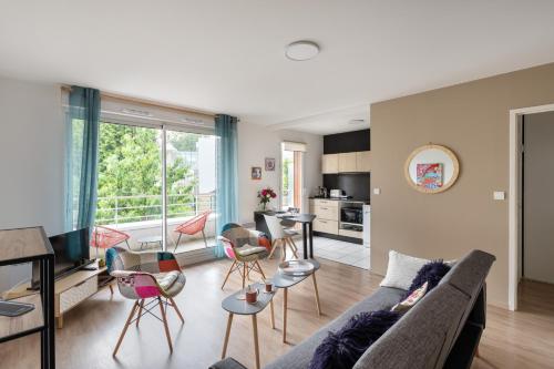 un salon avec un canapé et des chaises dans l'établissement Bahibé - Balcon et parking au calme proche gare, à Rennes