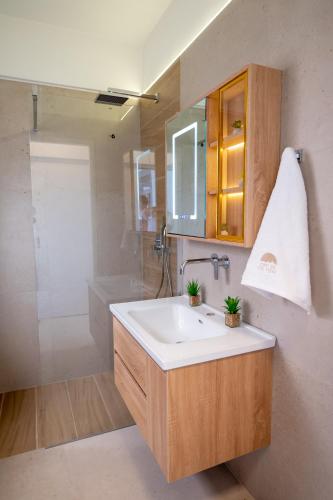 Lost in the view, Luxury Apartment with Seaview