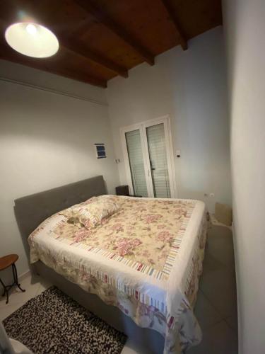 a bedroom with a bed in a room with a window at Oasi in Salamina
