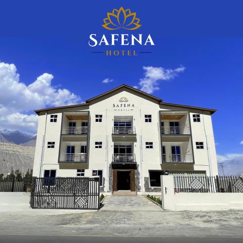 ein großes weißes Gebäude mit einem Schild, das saena Hotel liest in der Unterkunft Safina Hotel Skardu in Skardu
