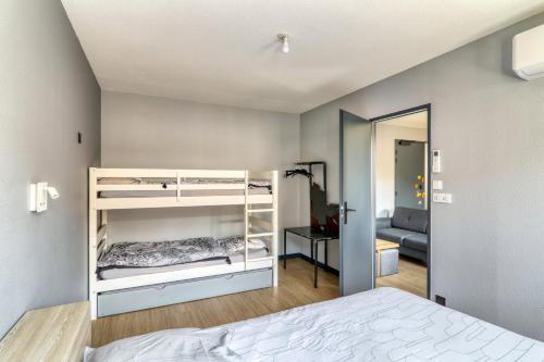- une chambre avec des lits superposés blancs et un miroir dans l'établissement Résidence des Postes 1, à Dompierre-sur-Besbre