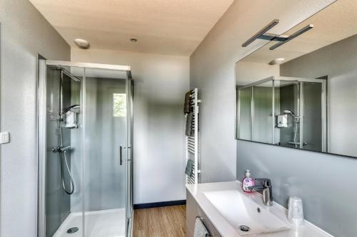 La salle de bains est pourvue d'une douche et d'un lavabo. dans l'établissement Résidence des Postes 2, à Dompierre-sur-Besbre