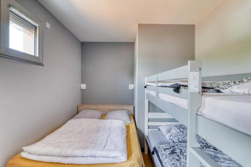 Cette petite chambre comprend 2 lits superposés et une fenêtre. dans l'établissement Résidence des Postes 2, à Dompierre-sur-Besbre