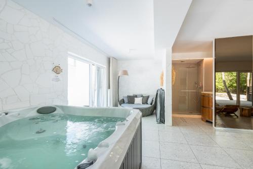 波皮耶洛伯的住宿－Apartamenty na Wydmach，客房内的浴室设有大浴缸