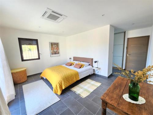 une chambre avec un lit et une table dans l'établissement Villa d'architecte, 12 personnes, avec piscine, à Faugères