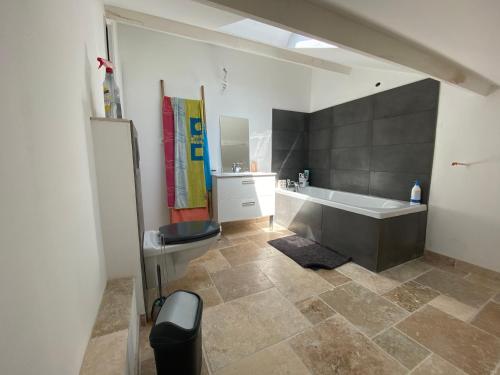 une salle de bain avec une baignoire, des toilettes et un lavabo dans l'établissement Haut de villa vue mer, à La Seyne-sur-Mer