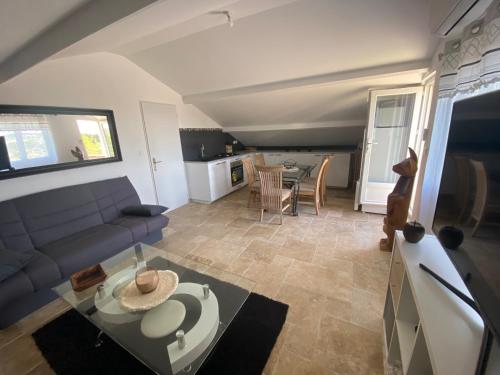 un salon avec un canapé et une table dans l'établissement Haut de villa vue mer, à La Seyne-sur-Mer