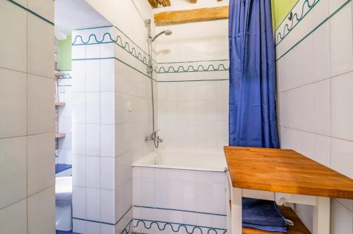 un piccolo bagno con doccia e una panca di legno di Appartamento Valbona nel cuore di Urbino a Urbino
