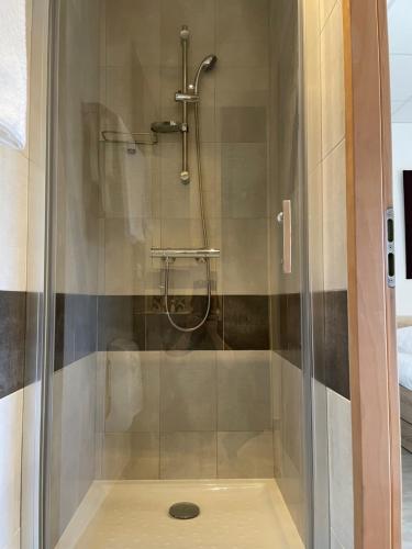 une douche avec une porte vitrée dans une salle de bain dans l'établissement Villa d'architecte, 12 personnes, avec piscine, à Faugères