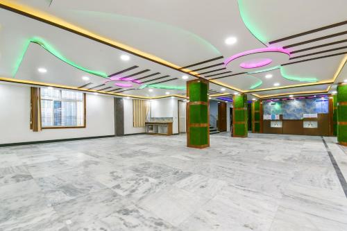 a large room with white walls and green pillars at Flagship 79796 Hotel Royal Inn in Gulzārbāgh