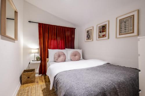 een slaapkamer met een wit bed en een rood raam bij Lovely Flat with Terrace on Istiklal Street in Istanbul