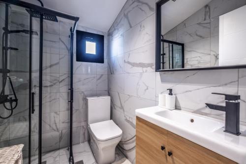 een badkamer met een douche, een toilet en een wastafel bij Lovely Flat with Terrace on Istiklal Street in Istanbul