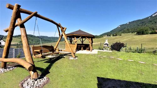 une balançoire avec un belvédère dans un champ dans l'établissement Villa Liptovská Mara, à Liptovská Anna