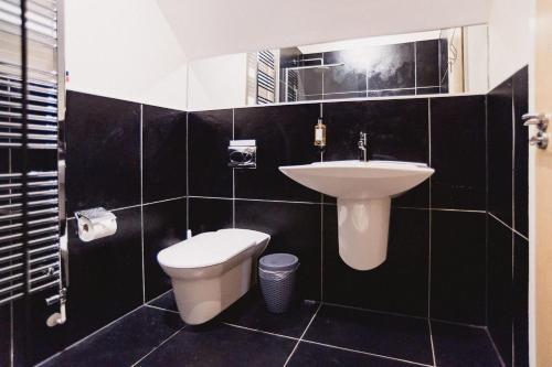 Ένα μπάνιο στο Luxurious 3 Bedroom New England Style Villa - Trewhiddle Villa 31