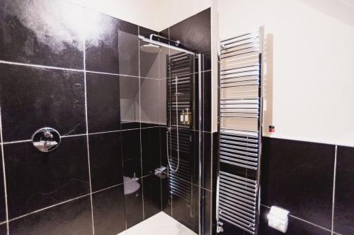 Ένα μπάνιο στο Luxurious 3 Bedroom New England Style Villa - Trewhiddle Villa 31