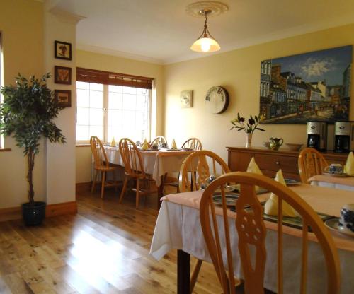 een eetkamer met een tafel en stoelen bij Seafield House B&B in Clifden