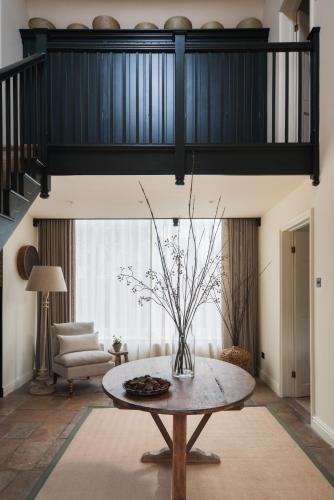 Ruang duduk di The Little Barn