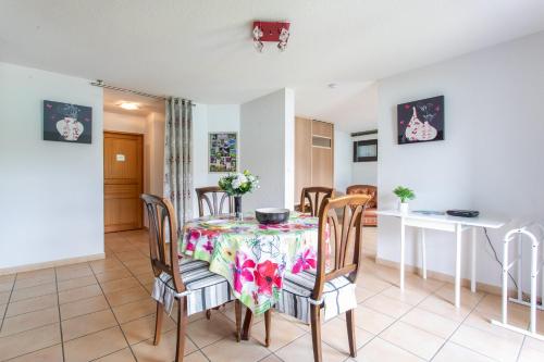 une cuisine et une salle à manger avec une table et des chaises dans l'établissement Les Aiguilles de Chabrière - Appt vue montagne, à Savines