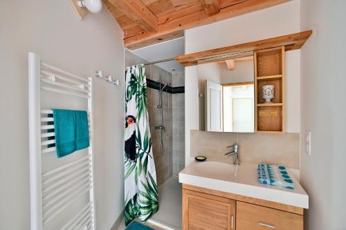 Koupelna v ubytování Mas Ribaute - Pour 10 avec piscine privée