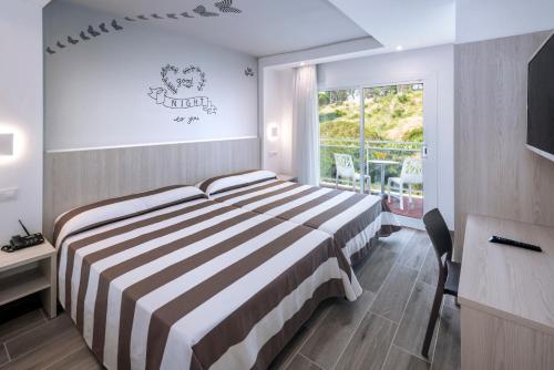 une chambre d'hôtel avec un lit et une fenêtre dans l'établissement Hotel Oasis Park Splash, à Calella