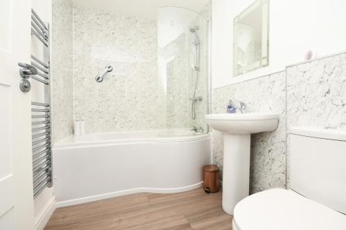 bagno con vasca, lavandino e servizi igienici di Morden house close to City centre & The Peaks a Chesterfield